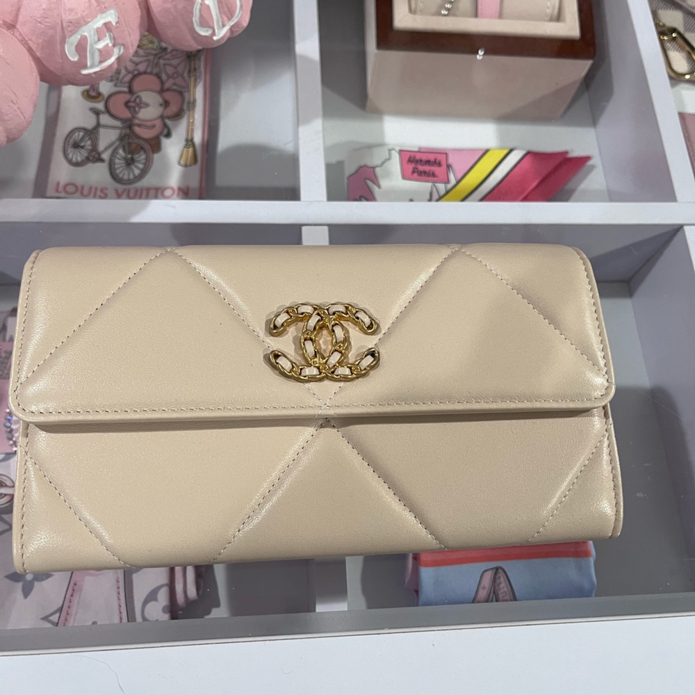 Brand new Chanel 19 long wallet